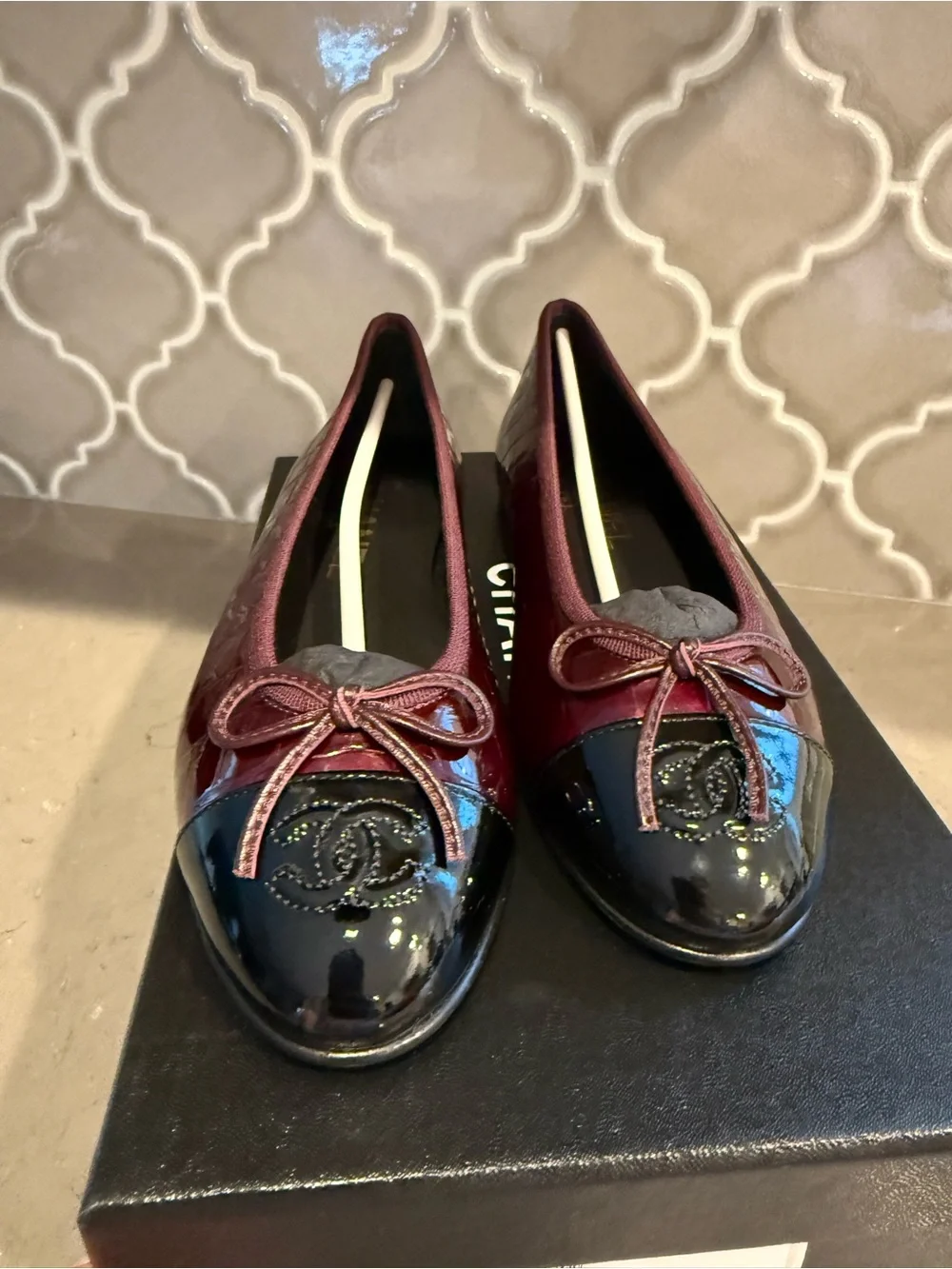 BNWT Chanel 26A Croc Embossed Patent DK Burgundy/Black Ballet Flat Size 36